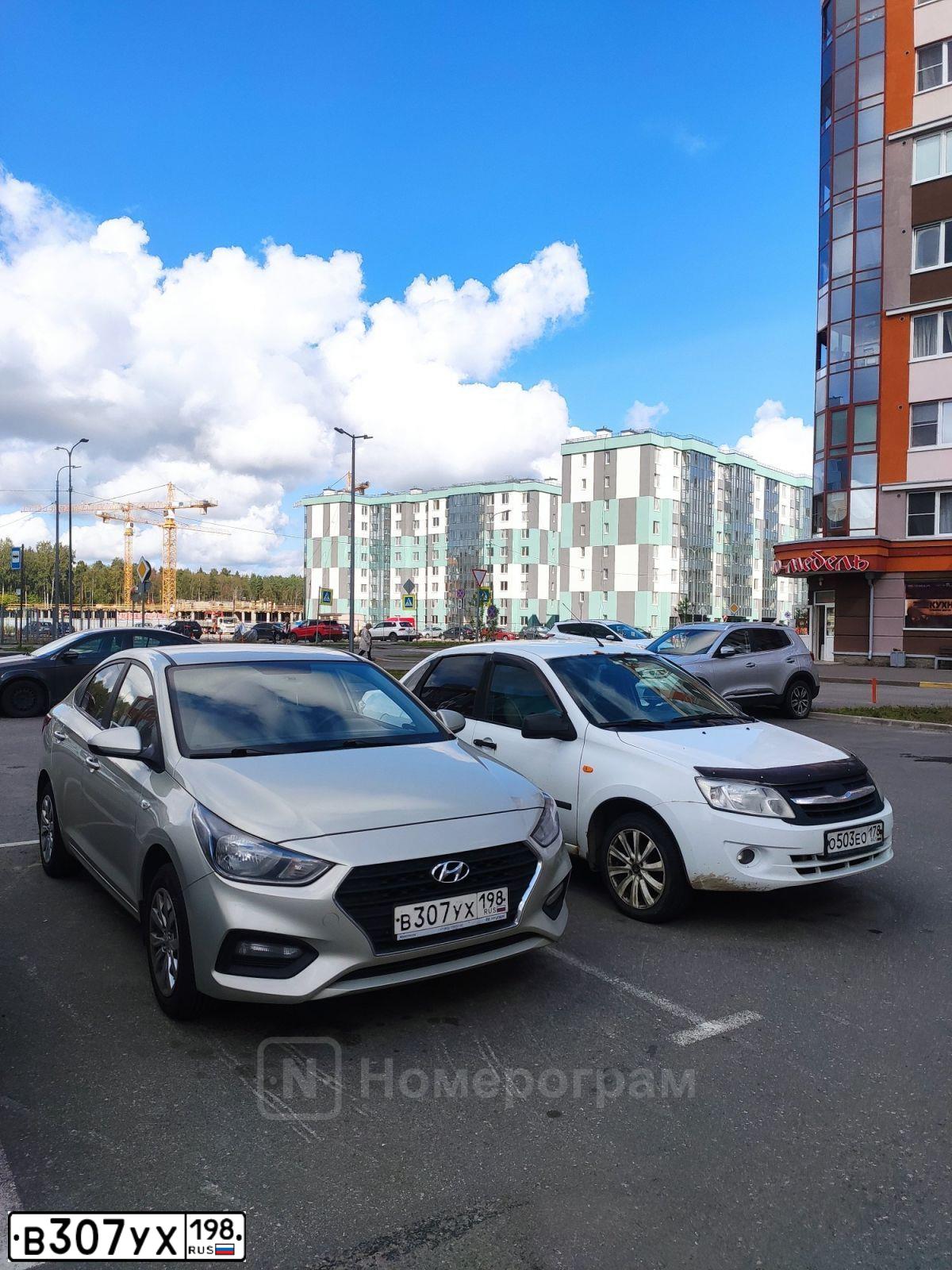 Фото автомобиля HYUNDAI SOLARIS, 2018 — госномер В307УХ198. Цвет: БЕЖЕВЫЙ