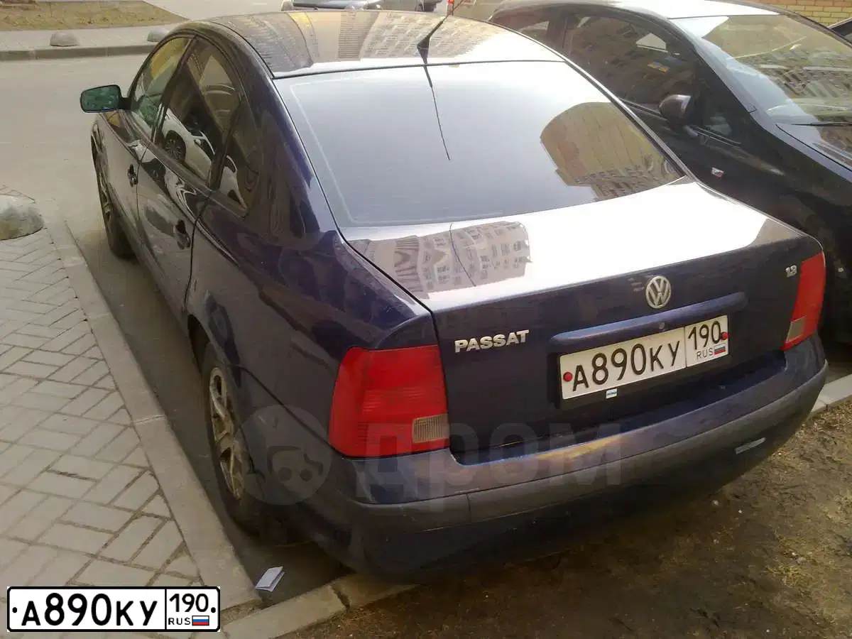 Фото автомобиля VOLKSWAGEN PASSAT, 2000 — госномер М325УО198. Цвет: синий