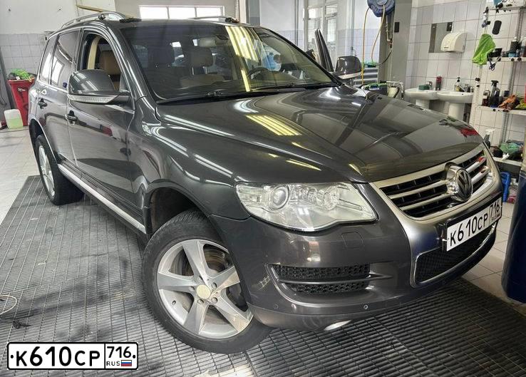 Фото автомобиля VOLKSWAGEN TOUAREG, 2010 — госномер К610СР716. Цвет: ЧЕРНО-СЕРЫЙ