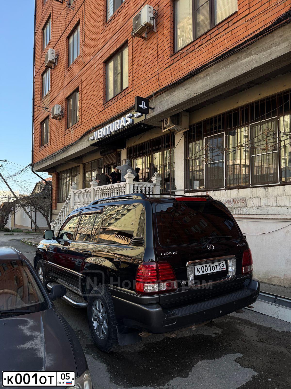 Фото автомобиля TOYOTA LANDCRUISER, 2004 — госномер К001ОТ05. Цвет: СЕРЕБРИСТЫЙ