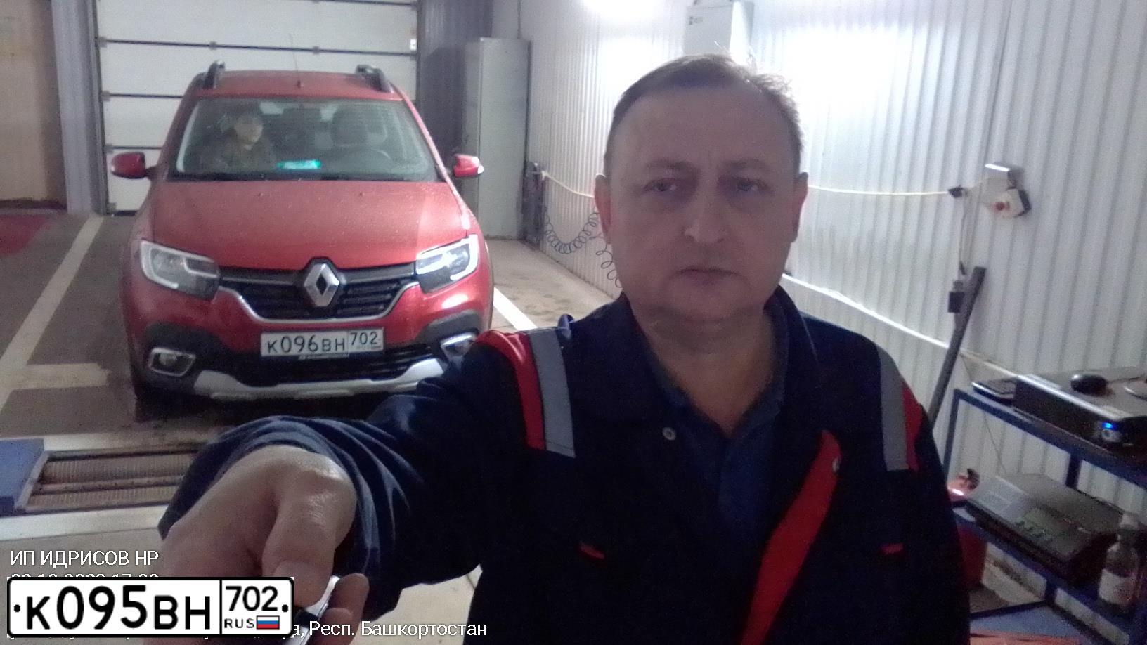Фото автомобиля RENAULT SANDERO, 2019 — госномер К095ВН702. Цвет: Красный