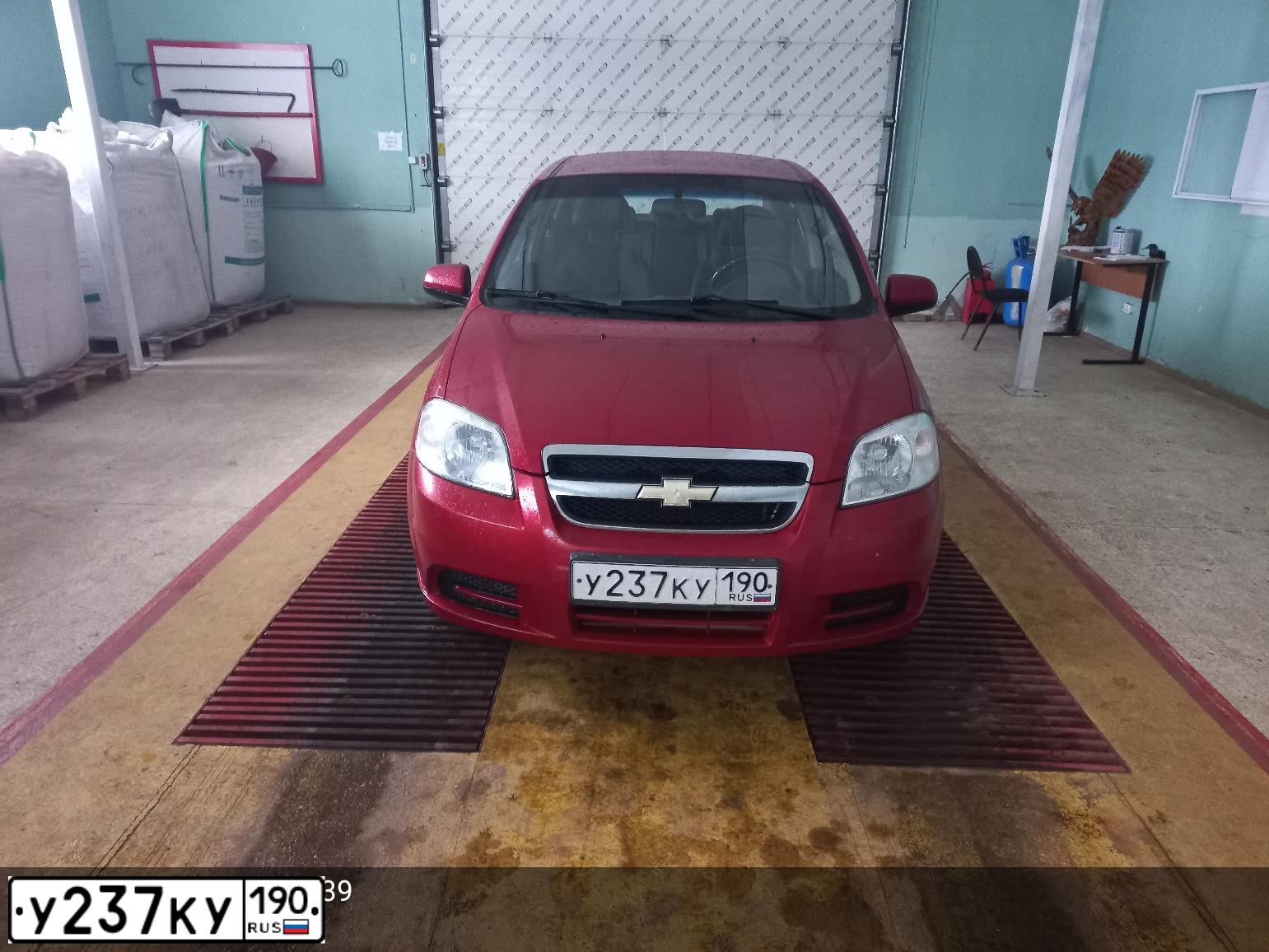 Фото автомобиля CHEVROLET AVEO, 2010 — госномер У237КУ190. Цвет: КРАСНЫЙ