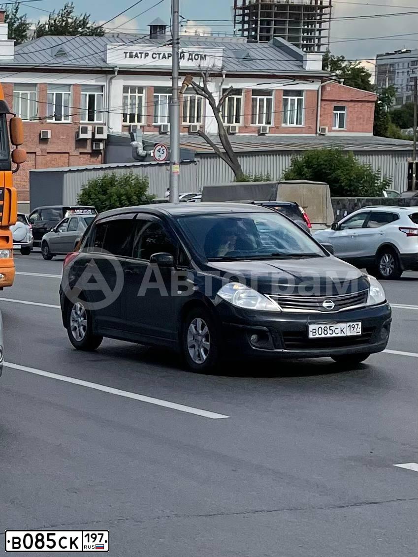 Фото автомобиля NISSAN TIIDA, 2011 — госномер В085СК197. Цвет: ЧЕРНЫЙ