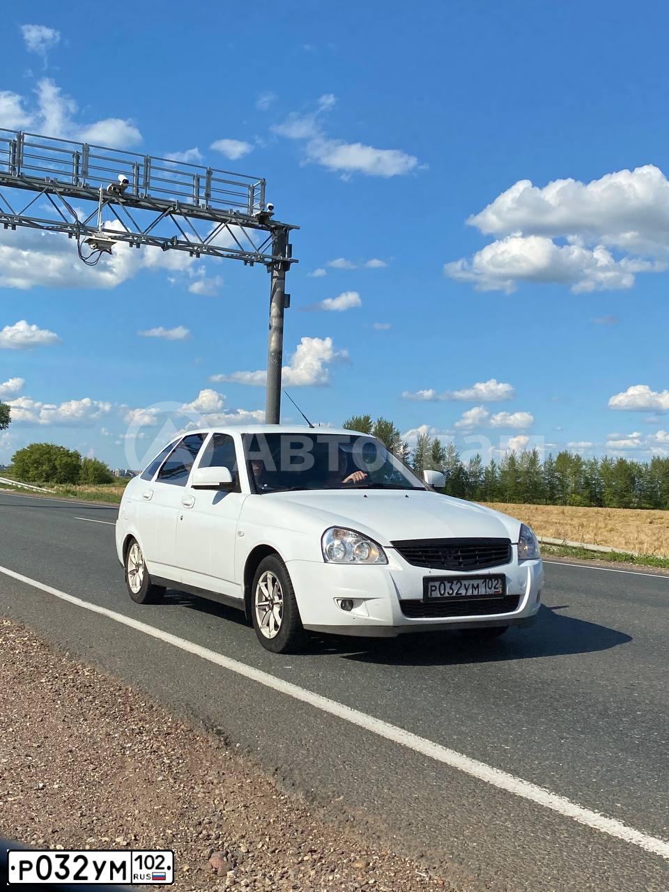 Фото автомобиля LADA 2172 PRIORA, 2014 — госномер Р032УМ102. Цвет: Белый
