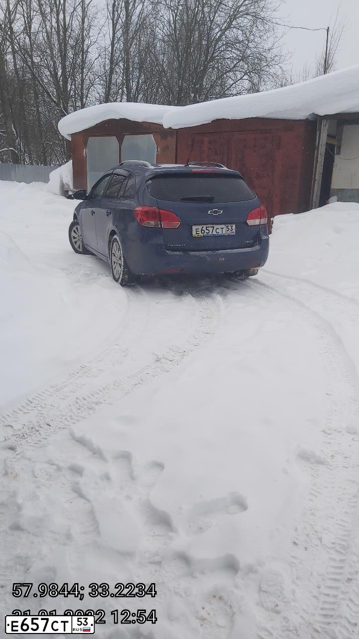 Фото автомобиля CHEVROLET CRUZE, 2014 — госномер Е657СТ53. Цвет: СИНИЙ