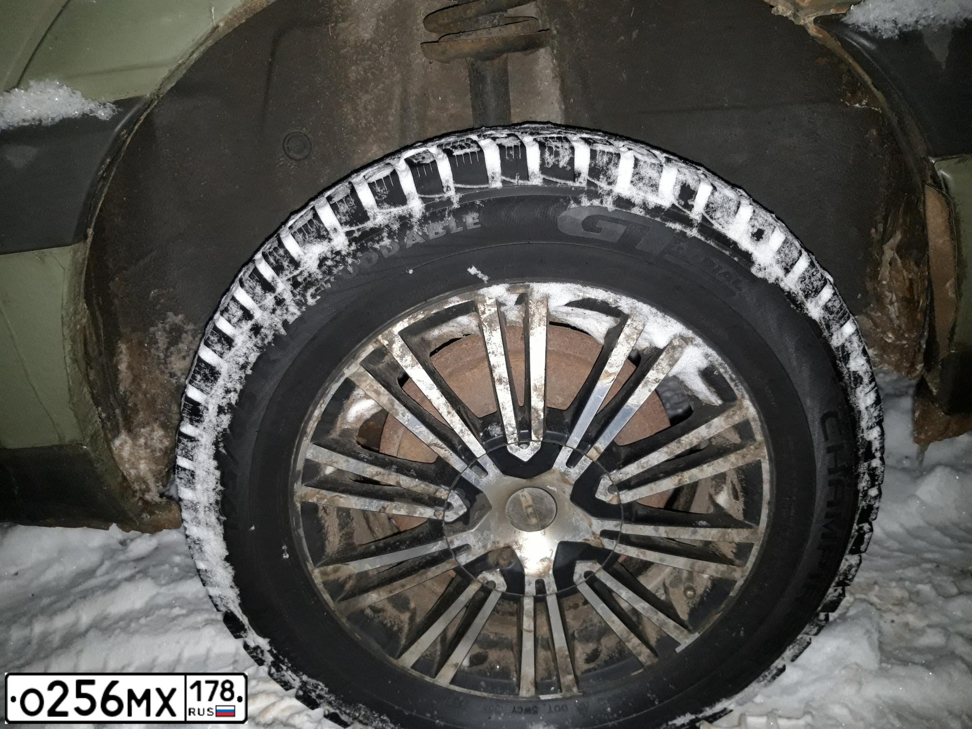 Фото автомобиля VOLKSWAGEN PASSAT, 1989 — госномер О256МХ178. Цвет: ХАКИ