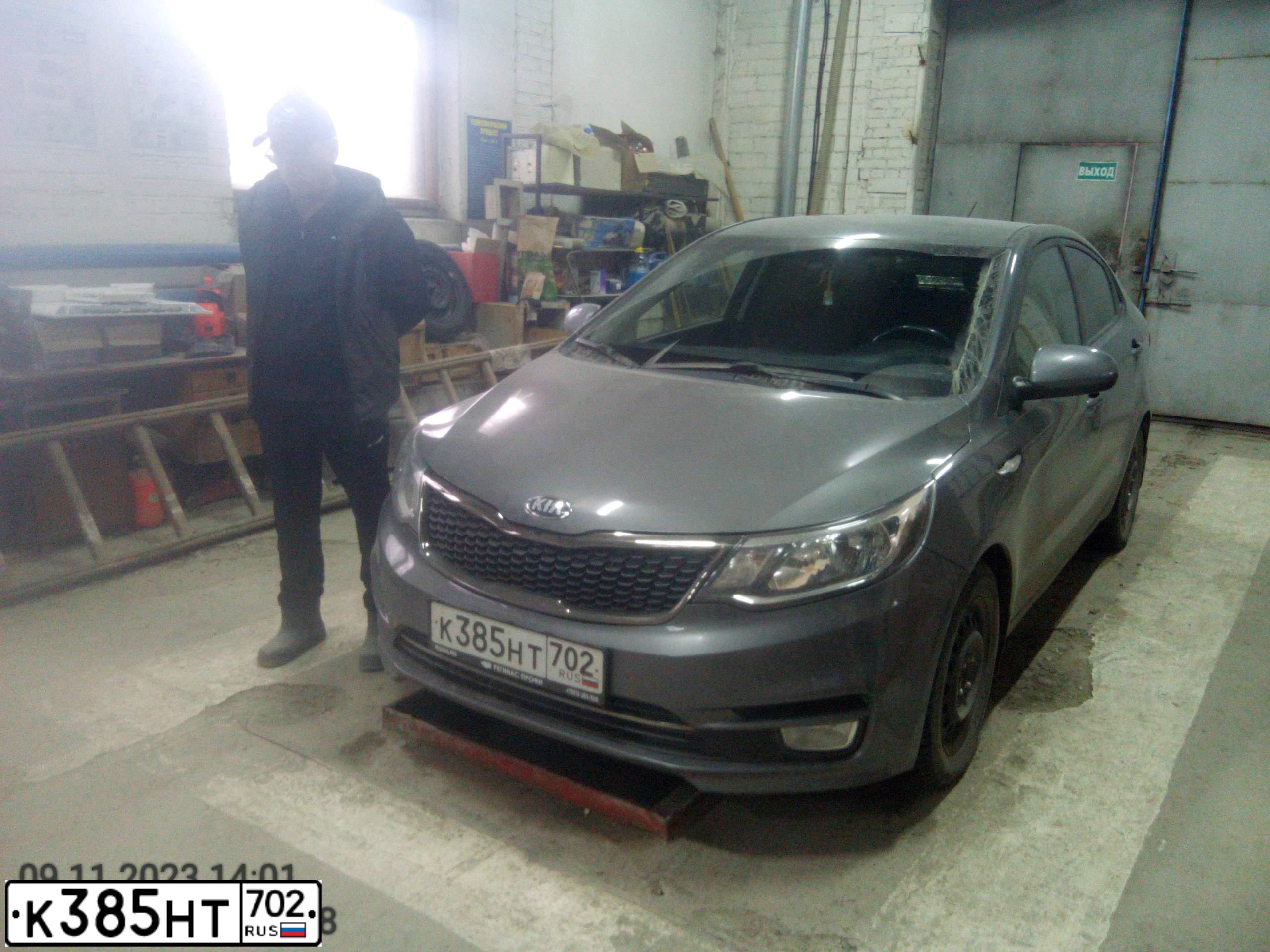 Фото автомобиля KIA RIO, 2015 — госномер К385НТ702. Цвет: ТЕМНО-СЕРЫЙ