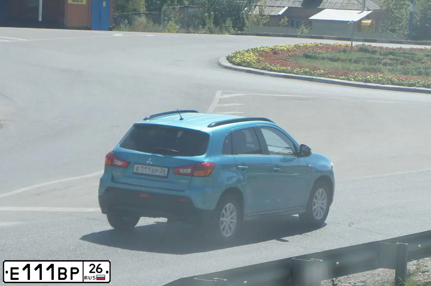 Фото автомобиля MITSUBISHI ASX, 2011 — госномер Е111ВР26. Цвет: голубой