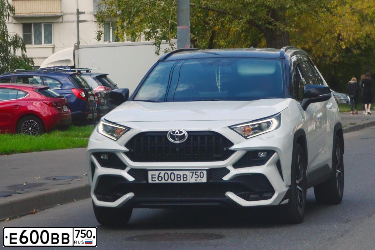 Фото автомобиля HONDA CR-V, 2016 — госномер К136АН977. Цвет: Белый