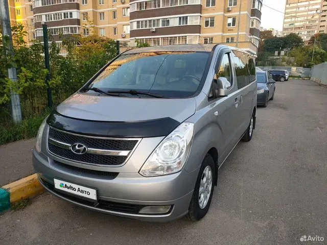 Фото автомобиля HYUNDAI GRAND STAREX, 2011 — госномер В629НУ790. Цвет: СЕРЫЙ