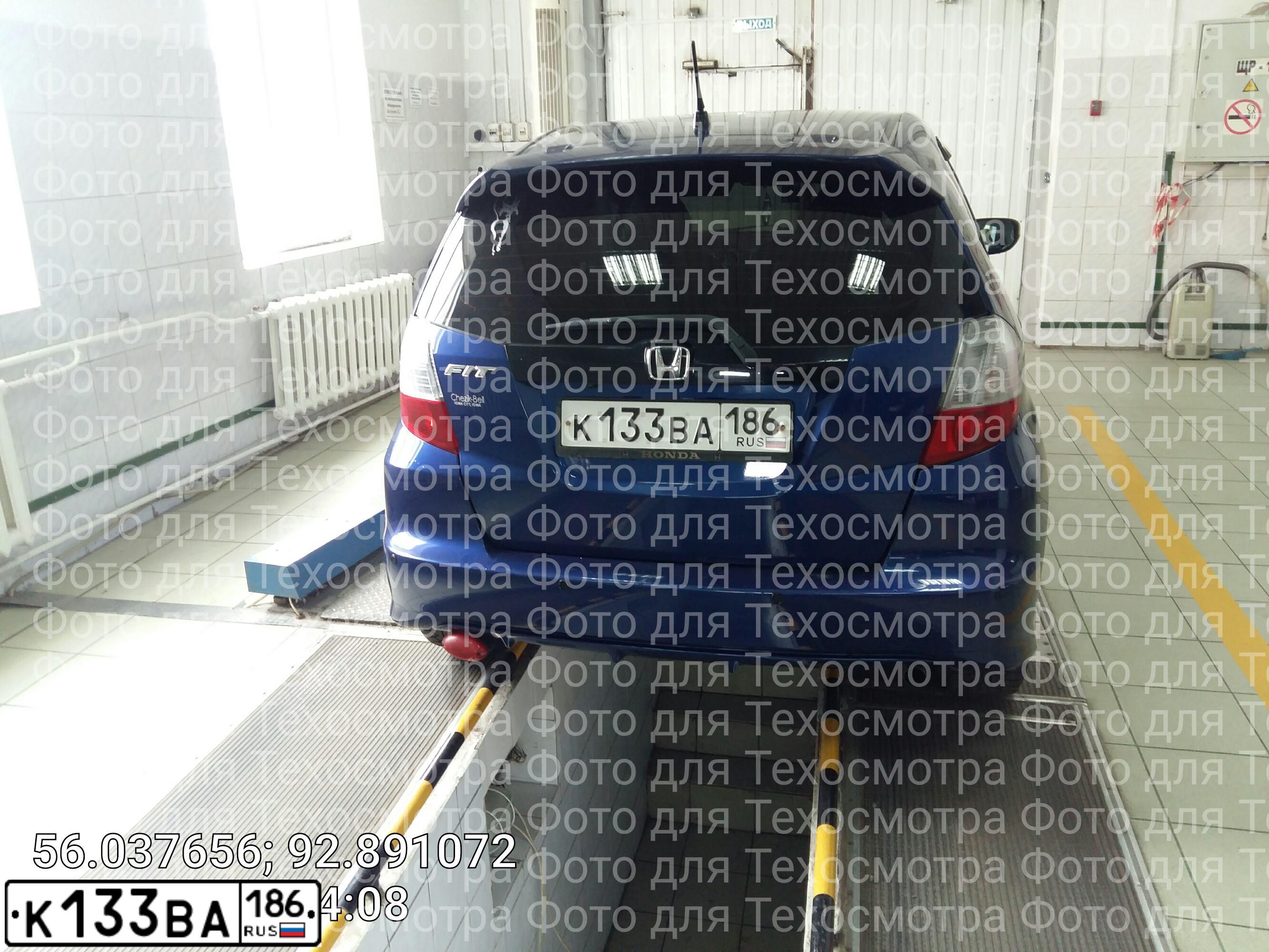 Фото автомобиля HONDA FIT, 2009 — госномер К133ВА186. Цвет: СИНИЙ