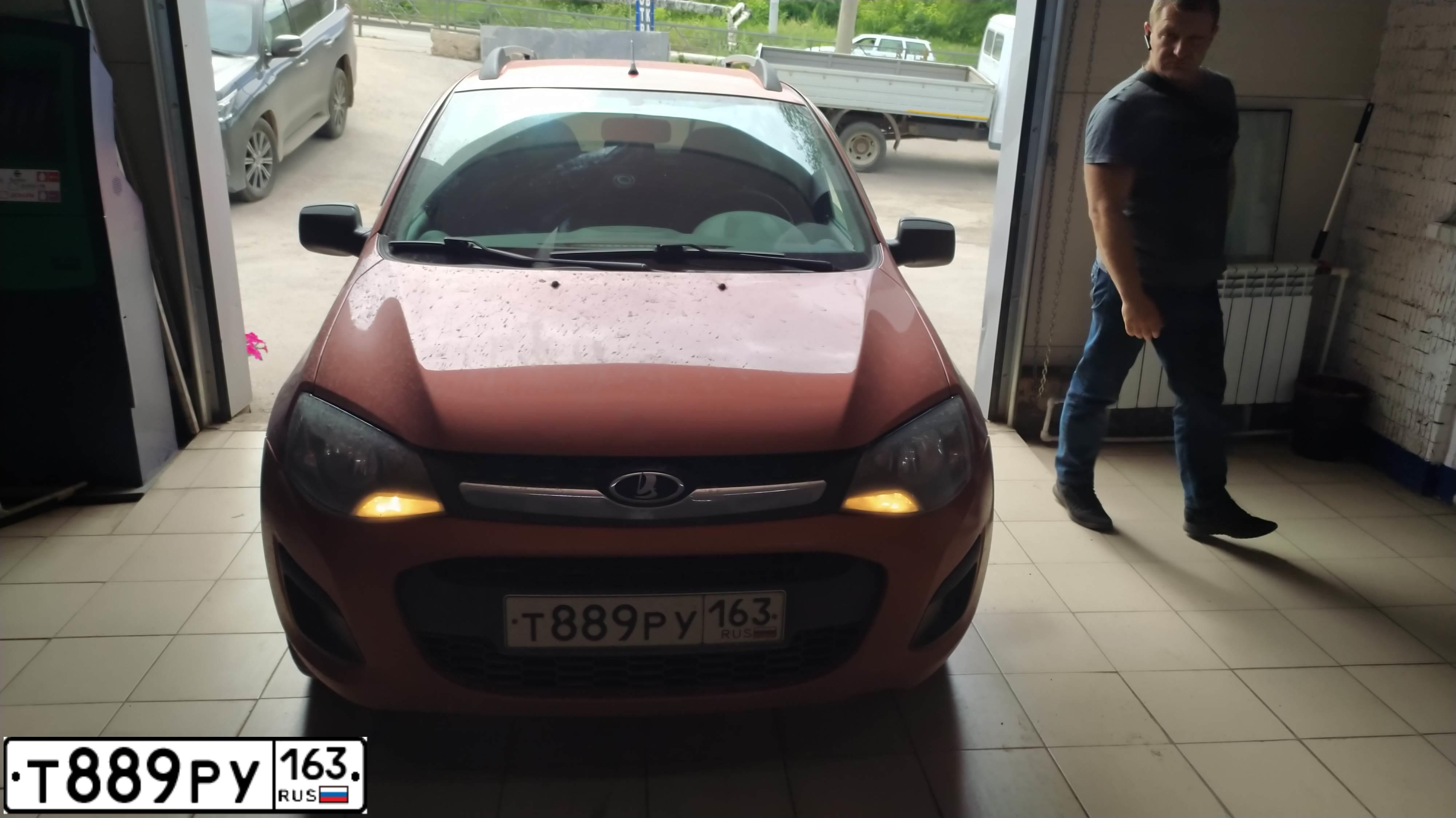 Фото автомобиля LADA 2194 KALINA, 2013 — госномер Т889РУ163. Цвет: ОРАНЖЕВЫЙ