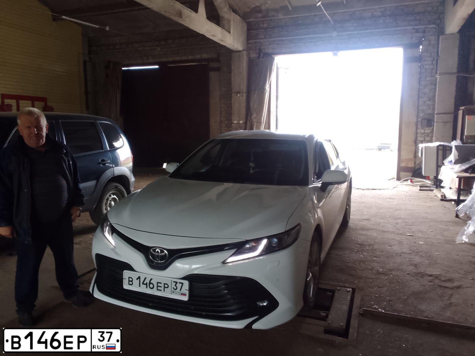Фото автомобиля TOYOTA CAMRY, 2020 — госномер В146ЕР37. Цвет: Белый