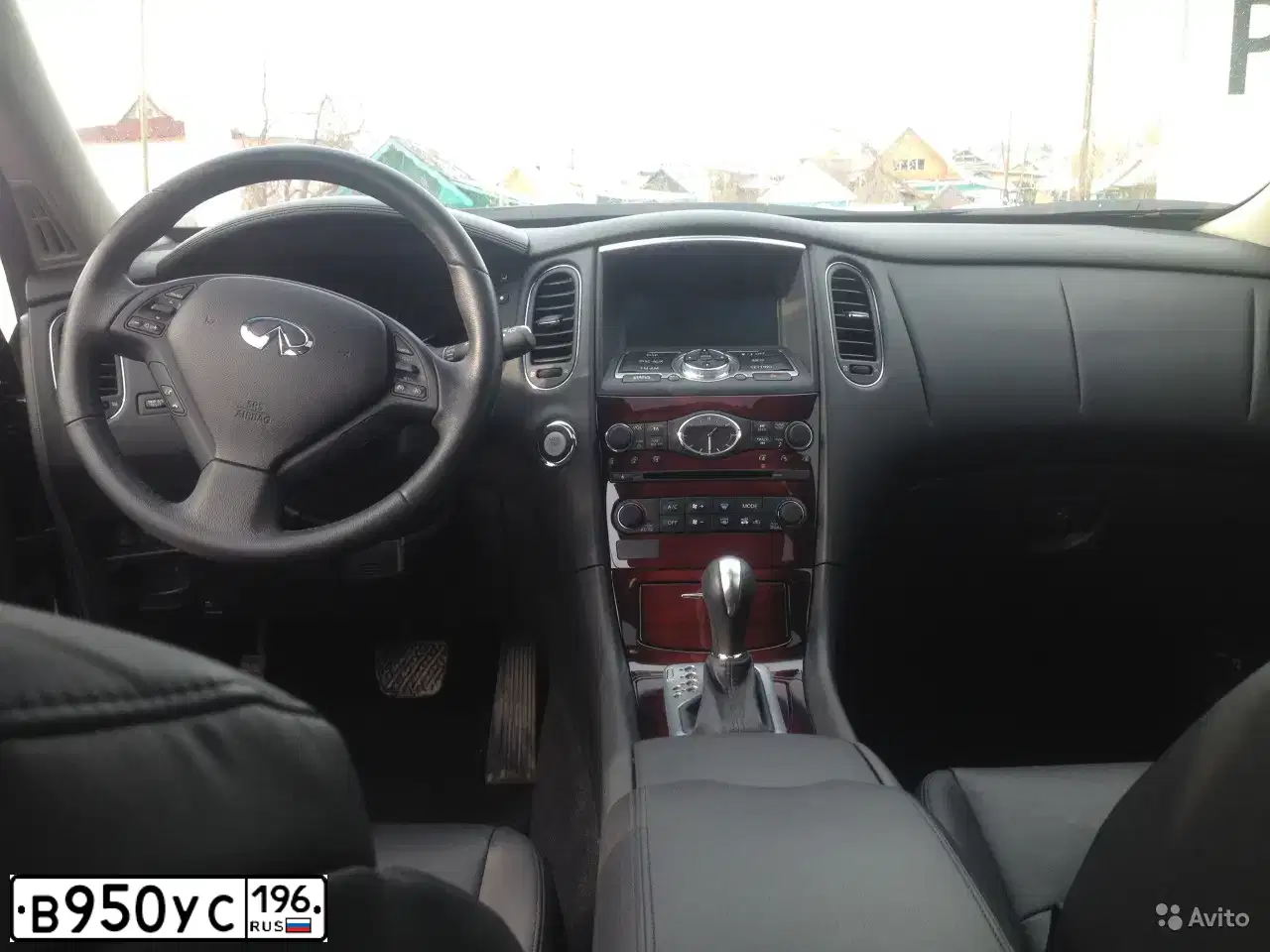 Фото автомобиля INFINITI QX50 /EX/, 2015 — госномер В950УС196. Цвет: ЧЕРНЫЙ