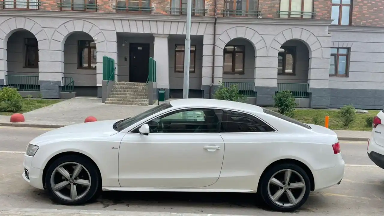 Фото автомобиля AUDI A5, 2009 — госномер У616МР31. Цвет: Белый