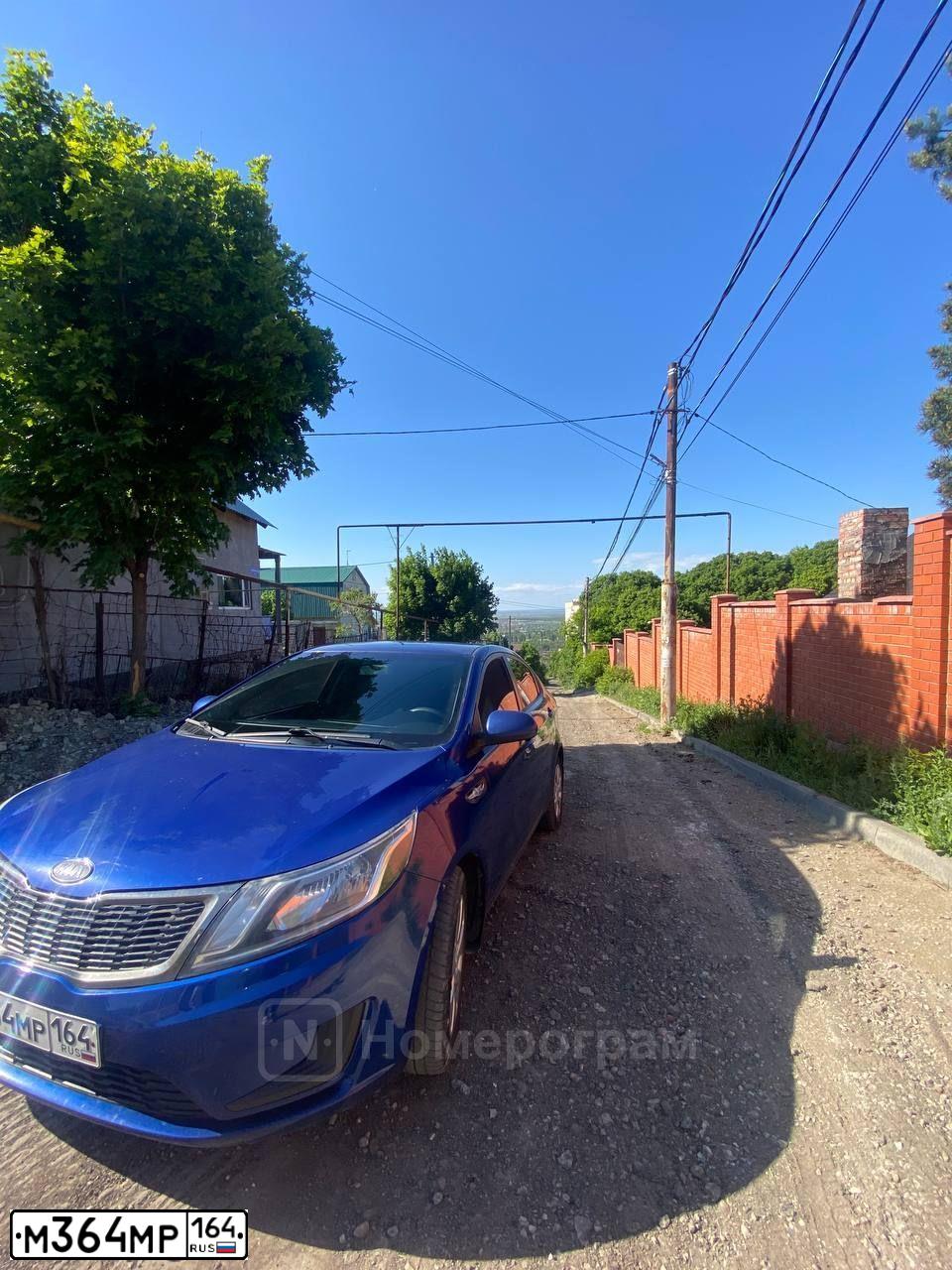 Фото автомобиля KIA RIO, 2011 — госномер Т064КК64. Цвет: синий