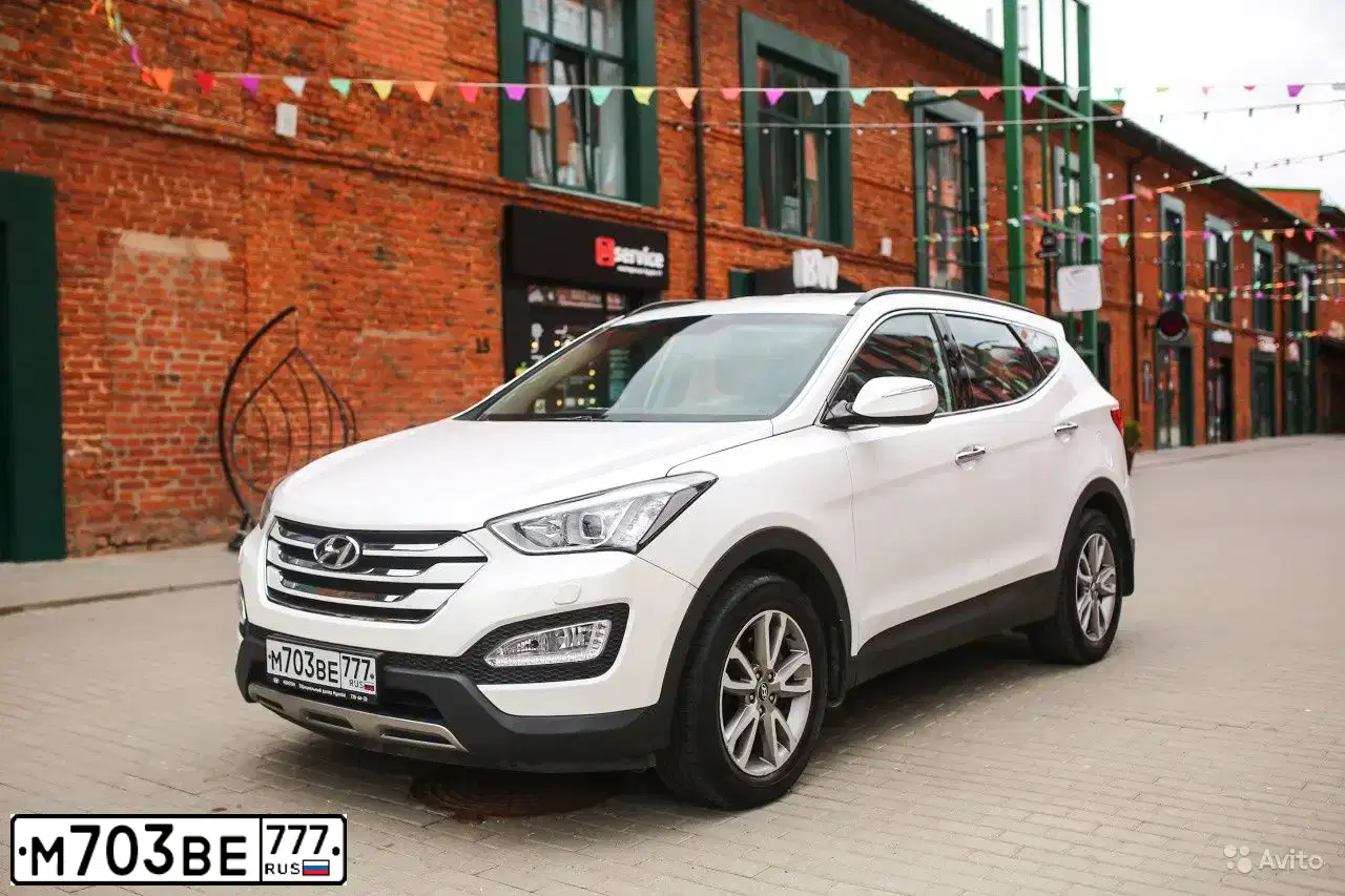 Фото автомобиля HYUNDAI SANTA FE, 2013 — госномер Х492ОМ790. Цвет: Белый