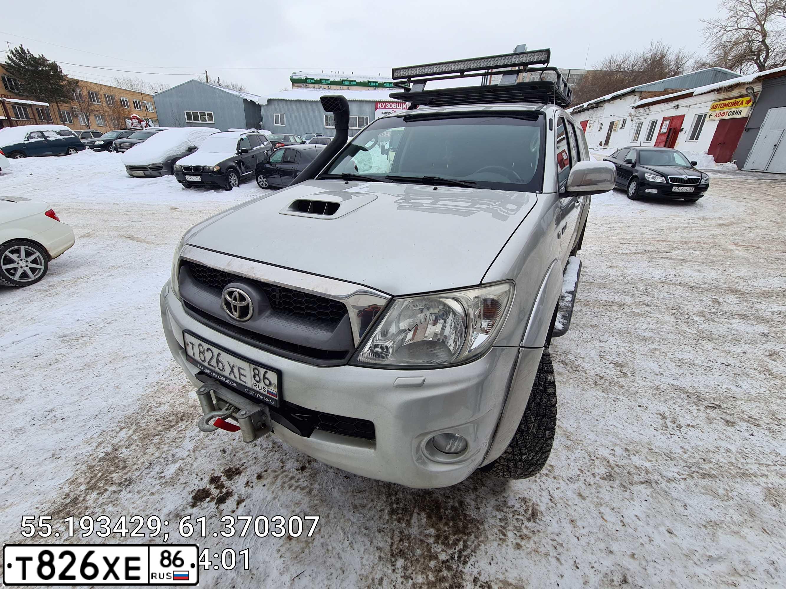Фото автомобиля TOYOTA HILUX, 2010 — госномер Т826ХЕ86. Цвет: Серебристый