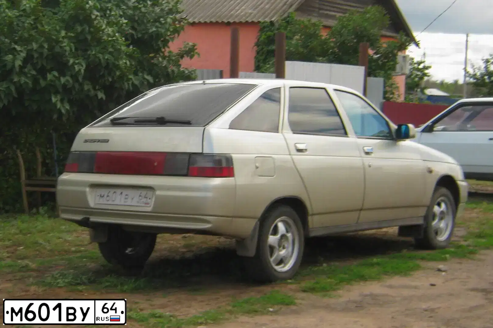 Фото автомобиля LADA 2112 LADA, 2004 — госномер М601ВУ64. Цвет: СЕРЕБРИСТО-БЕЖЕВЫЙ