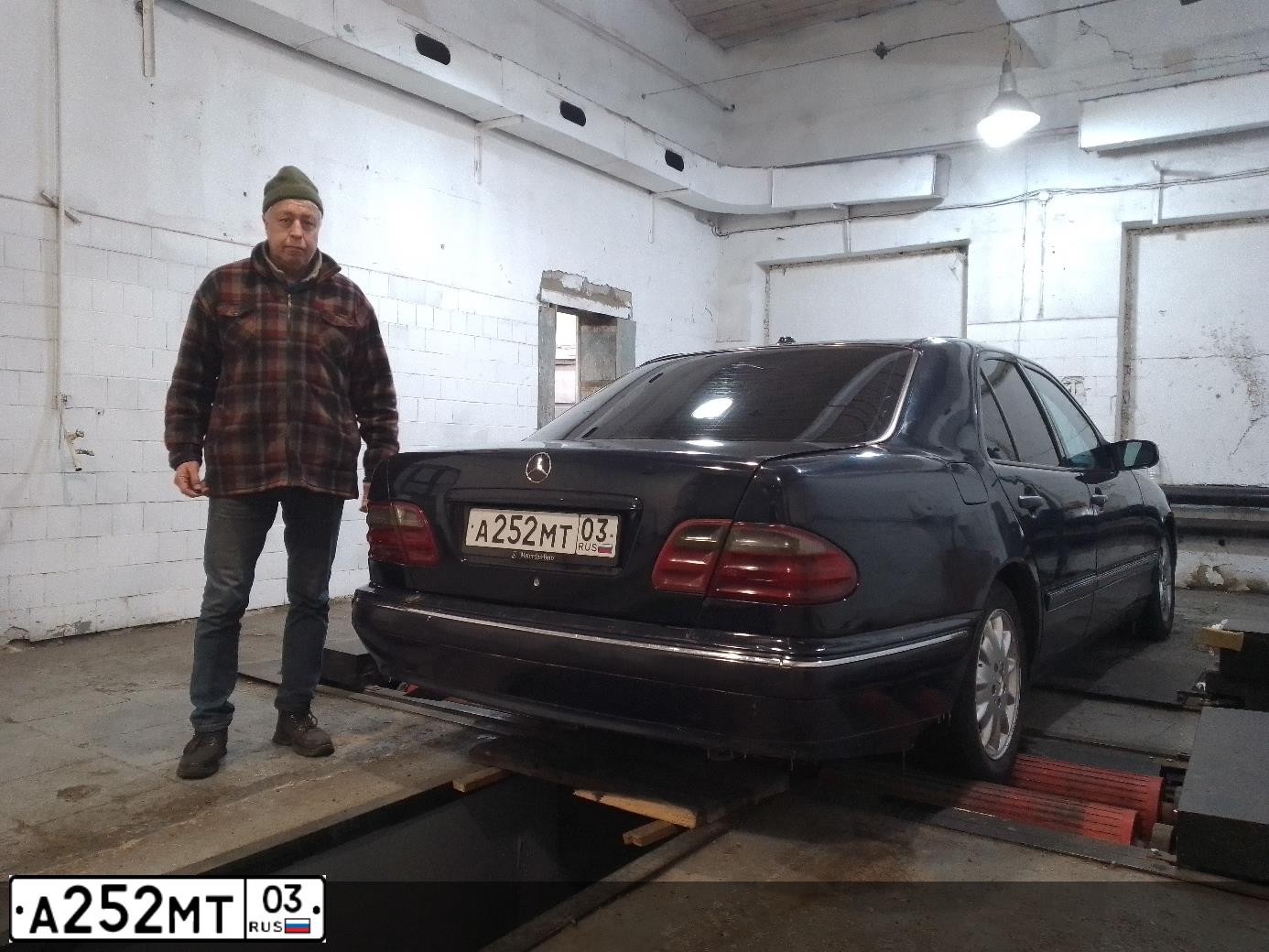 Фото автомобиля MERCEDES E-KLASSE, 2001 — госномер Е686ВА124. Цвет: синий