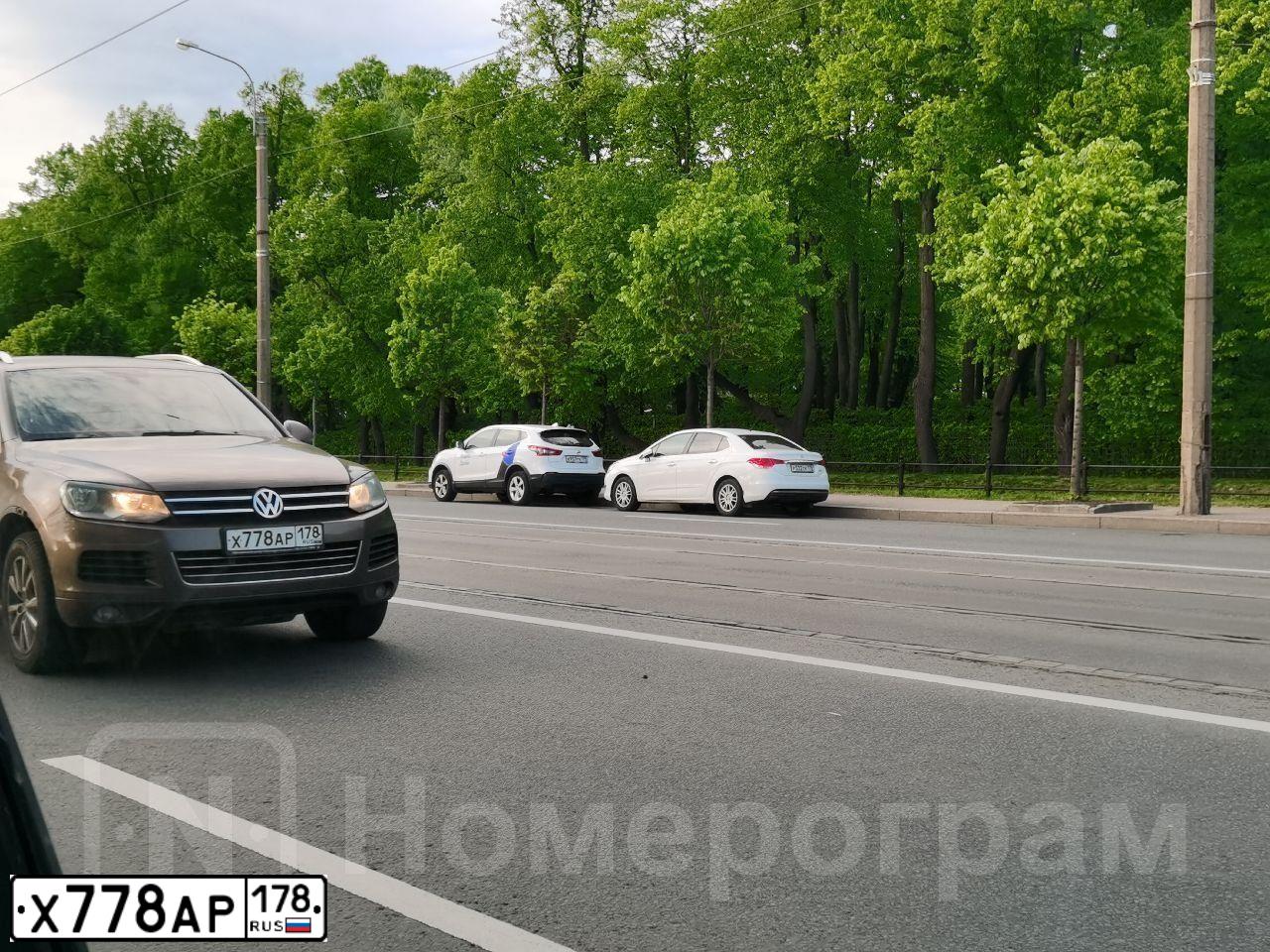 Фото автомобиля VOLKSWAGEN TOUAREG, 2012 — госномер М006МК178. Цвет: Коричневый