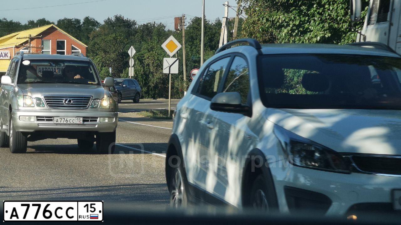 Фото автомобиля LEXUS LX, 2007 — госномер А776СС15. Цвет: СЕРЕБРИСТЫЙ