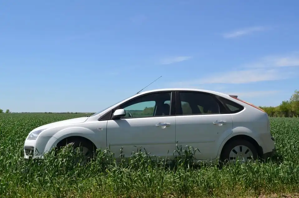 Фото автомобиля FORD FOCUS, 2007 — госномер К899ТС69. Цвет: Белый