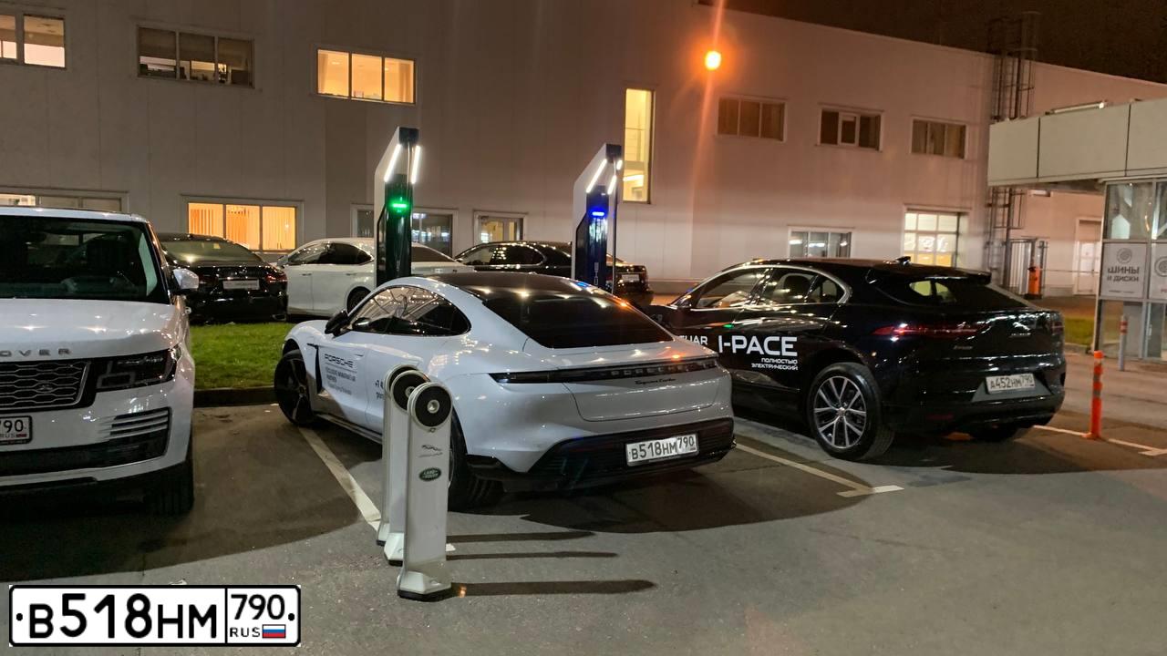 Фото автомобиля PORSCHE TAYCAN, 2020 — госномер С911КУ05. Цвет: СЕРЫЙ
