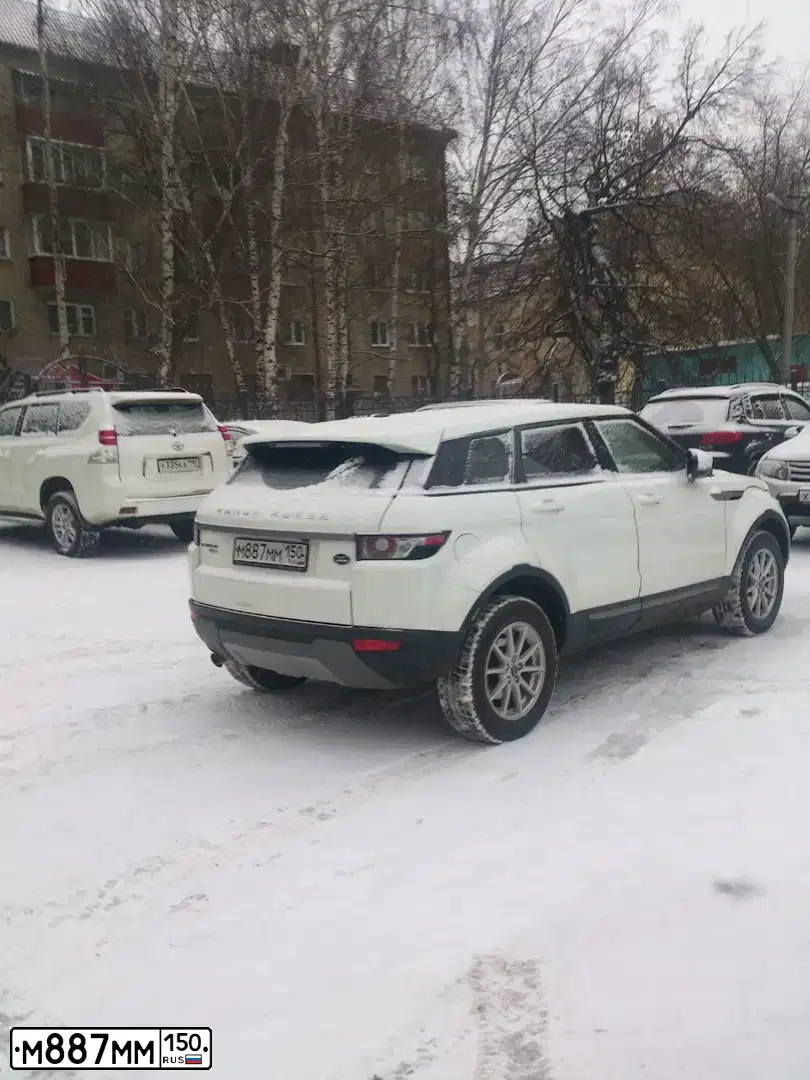 Фото автомобиля LANDROVER RANGE ROVER EVOQUE, 2012 — госномер Т375ОМ750. Цвет: ЯРКО-БЕЛЫЙ