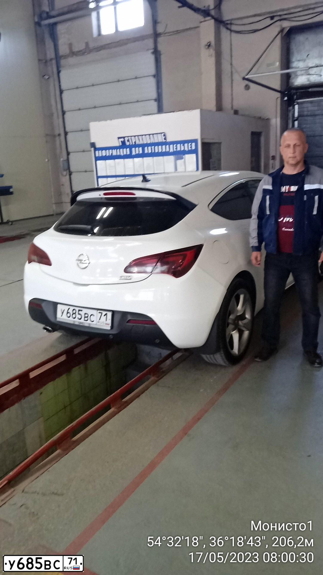 Фото автомобиля OPEL ASTRA, 2012 — госномер У685ВС71. Цвет: Белый