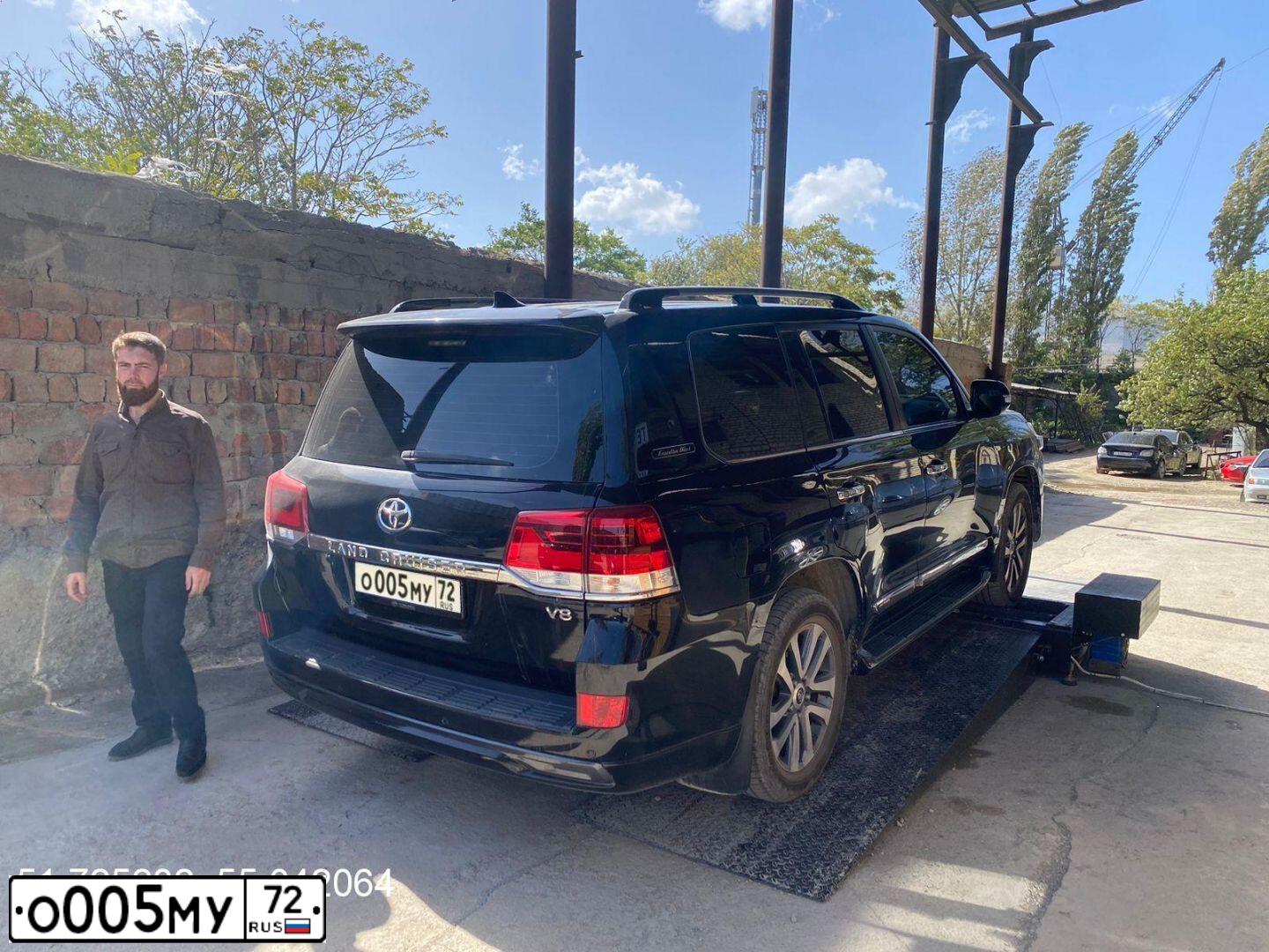 Фото автомобиля RENAULT DUSTER, 2013 — госномер О005МУ72. Цвет: СВЕТЛО СЕРЫЙ