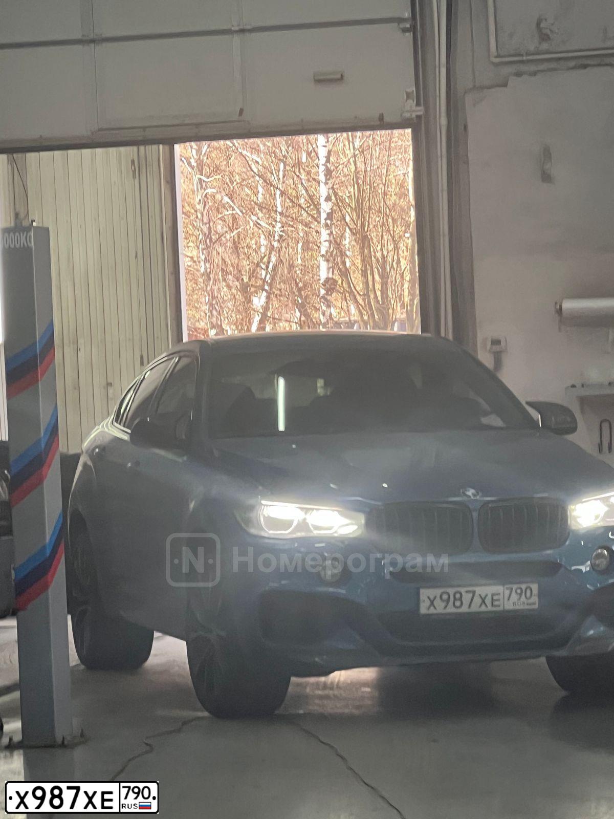 Фото автомобиля BMW X6, 2019 — госномер Х987ХЕ790. Цвет: голубой
