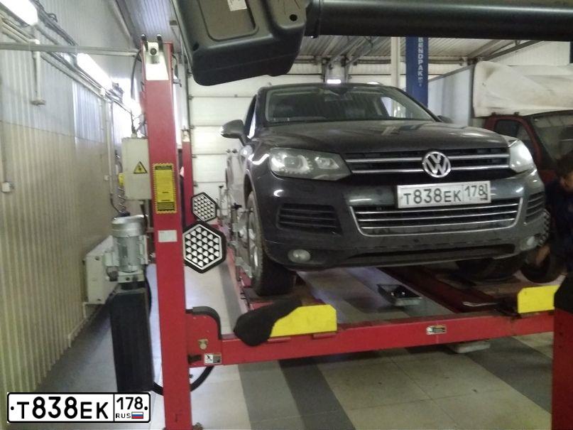 Фото автомобиля VOLKSWAGEN TOUAREG, 2010 — госномер О170СА47. Цвет: ЧЕРНЫЙ