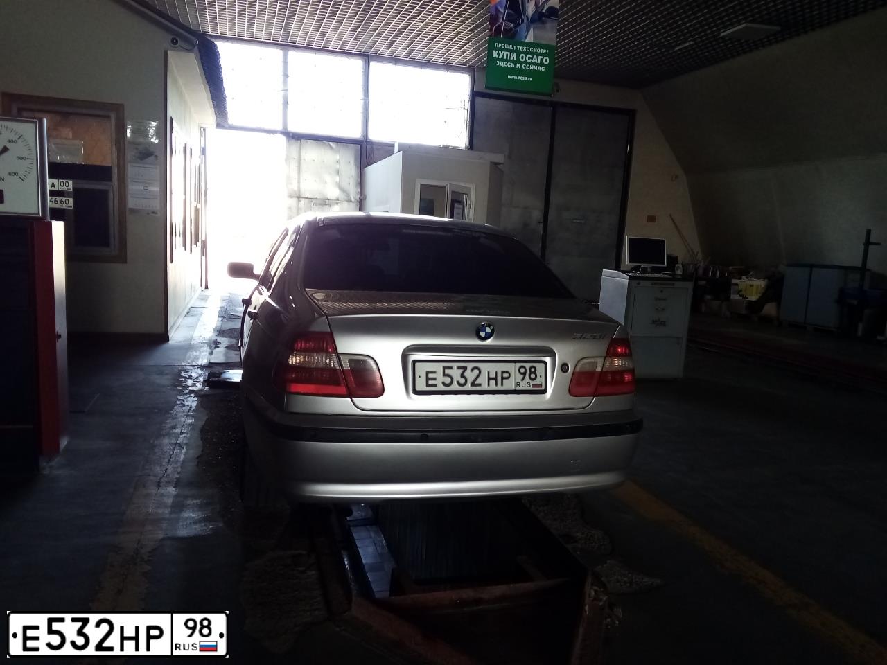 Фото автомобиля BMW W SERIE 3, 2004 — госномер Р809УЕ198. Цвет: СЕРЕБРИСТЫЙ