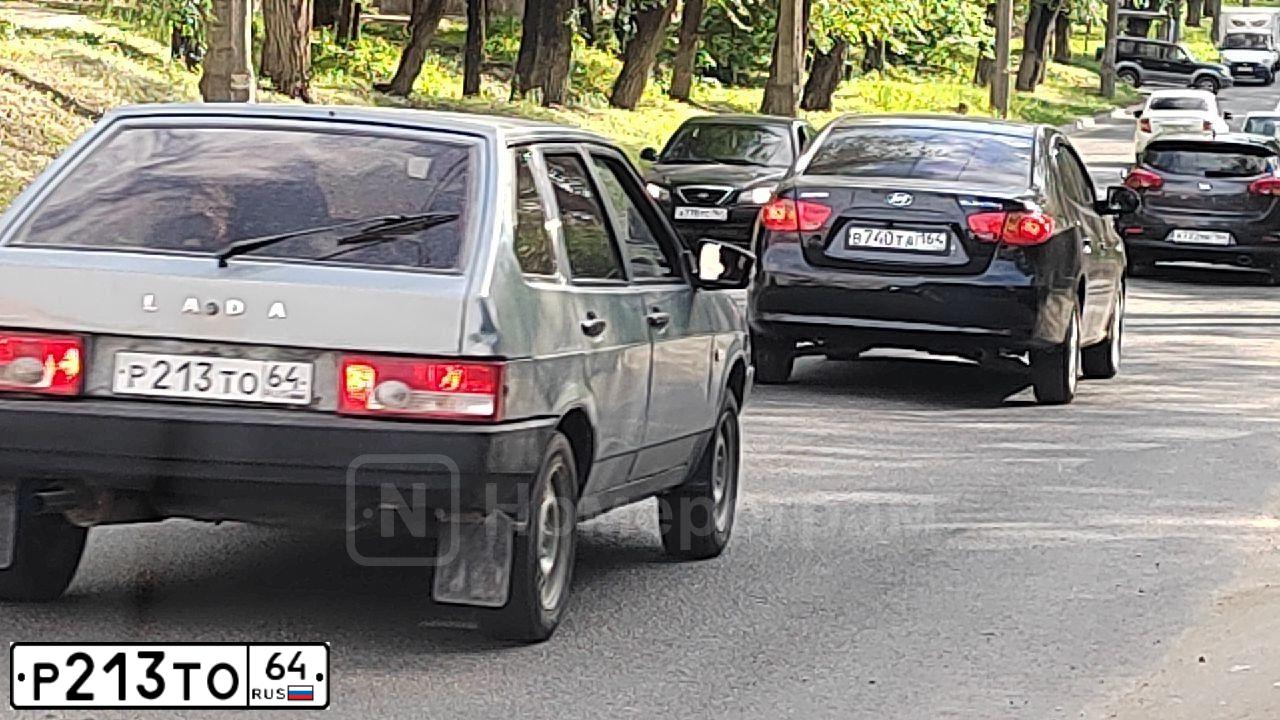 Фото автомобиля LADA 2109 SAMARA, 2003 — госномер Р213ТО64. Цвет: ЗОЛОТИСТО СЕРЫЙ