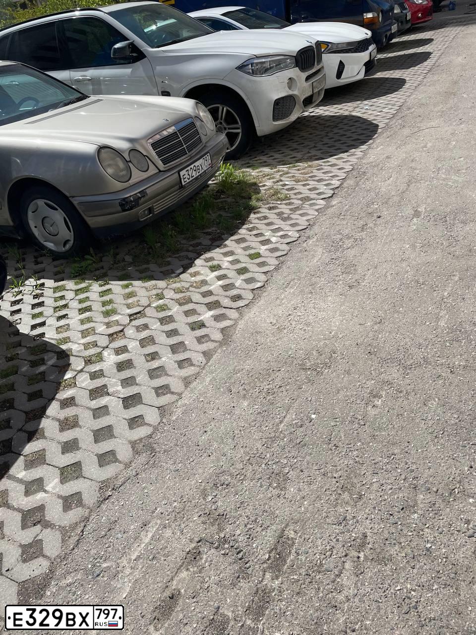 Фото автомобиля MERCEDES E-KLASSE, 1996 — госномер М574РЕ77. Цвет: БЕЖЕВЫЙ