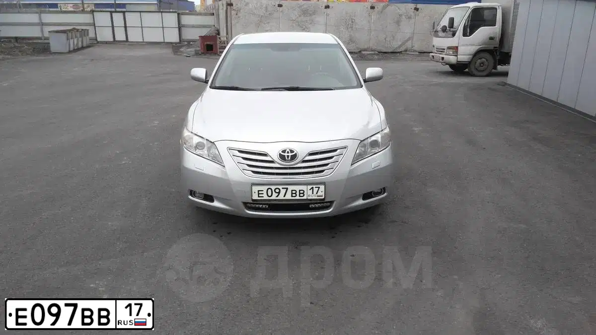 Фото автомобиля TOYOTA CAMRY, 2008 — госномер К268ВН17. Цвет: СЕРЫЙ