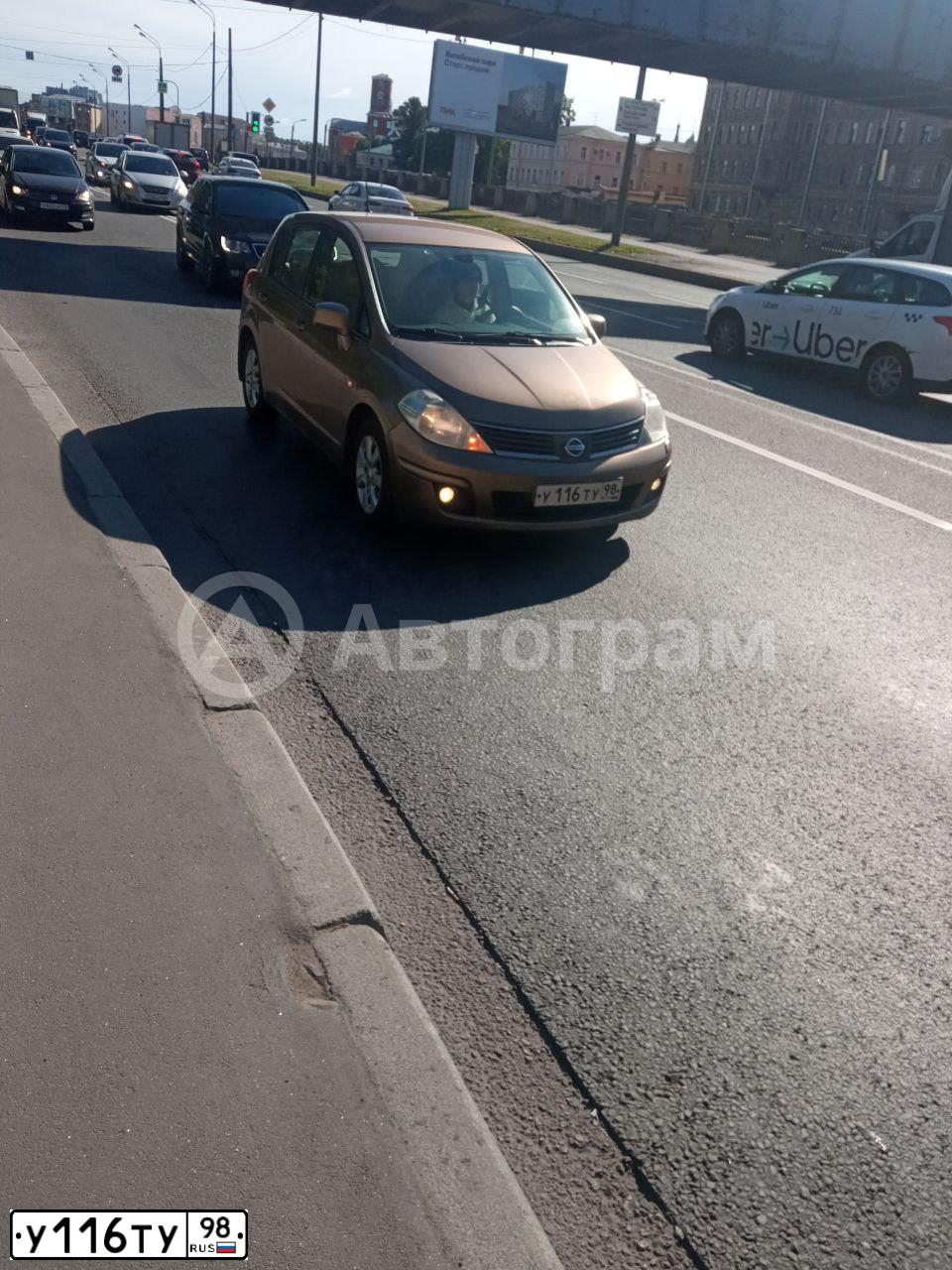 Фото автомобиля NISSAN TIIDA, 2008 — госномер У116ТУ98. Цвет: Коричневый