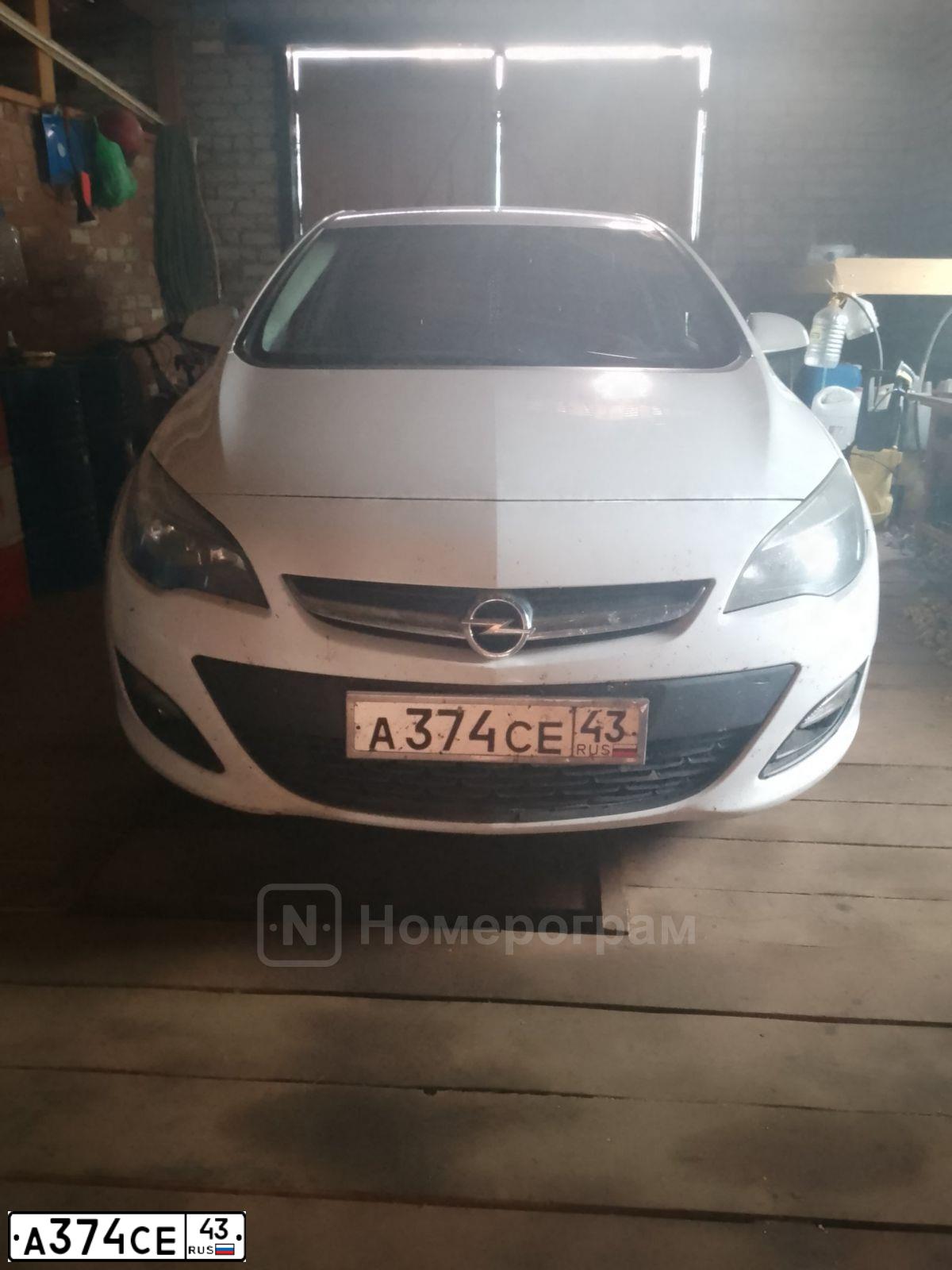 Фото автомобиля OPEL ASTRA, 2013 — госномер А374СЕ43. Цвет: Белый