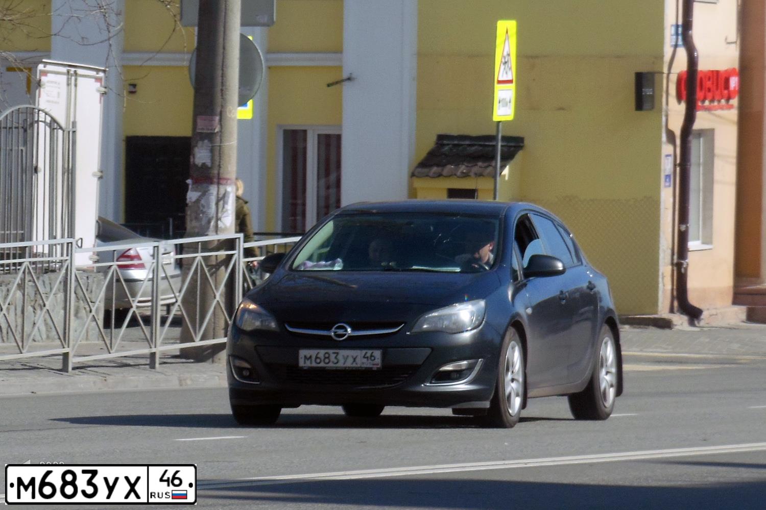 Фото автомобиля OPEL ASTRA, 2012 — госномер М683УХ46. Цвет: ЧЕРНЫЙ МЕТАЛЛИК