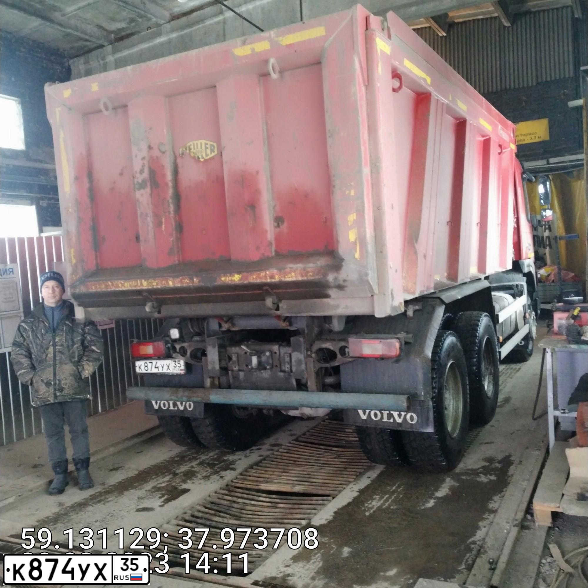 Фото автомобиля VOLVO SERIE FM /6X4/, 2012 — госномер К874УХ35. Цвет: Красный