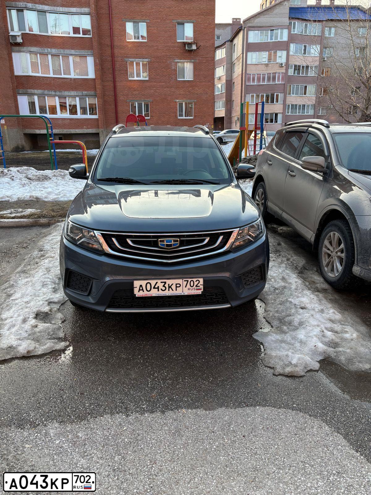 Фото автомобиля GEELY EMGRAND X7, 2019 — госномер А043КР702. Цвет: ТЕМНО-СЕРЫЙ