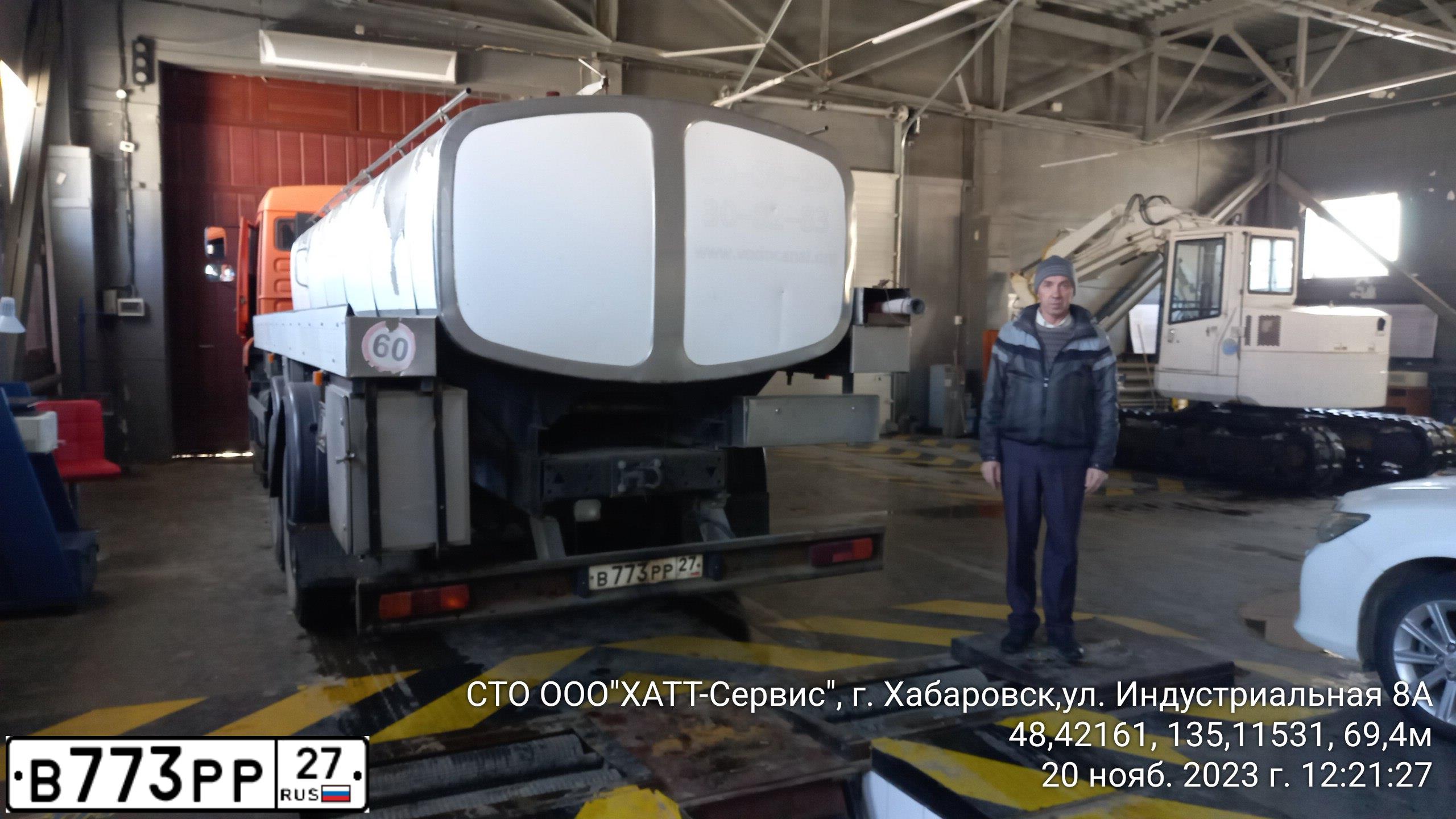Фото автомобиля KAMAZ 65115 /6X4/, 2012 — госномер В773РР27. Цвет: ОРАНЖЕВЫЙ