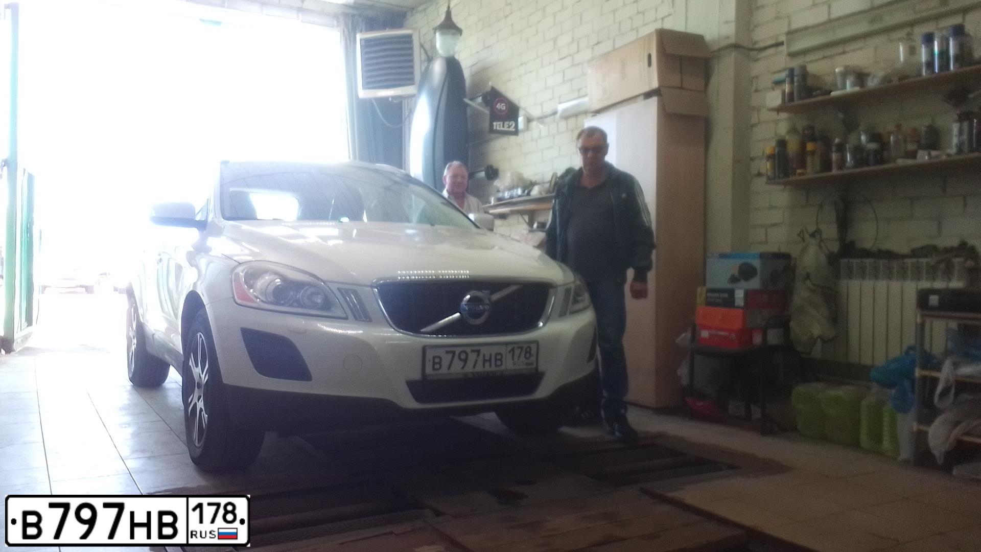 Фото автомобиля VOLVO XC60, 2012 — госномер В797НВ178. Цвет: БЕЛЫЙ