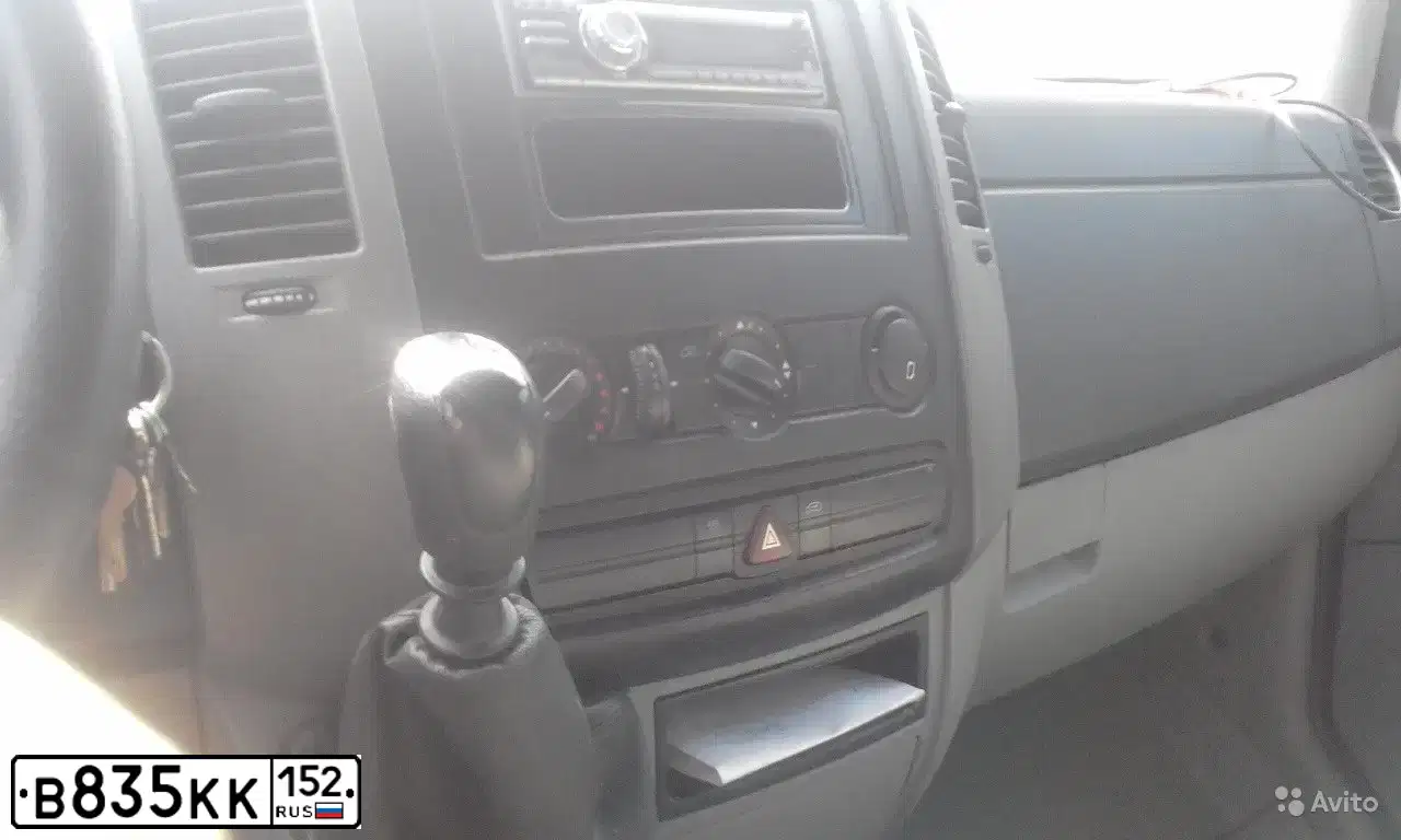 Фото автомобиля VOLKSWAGEN CRAFTER, 2009 — госномер Е795НС134. Цвет: СЕРО-БЕЛЫЙ