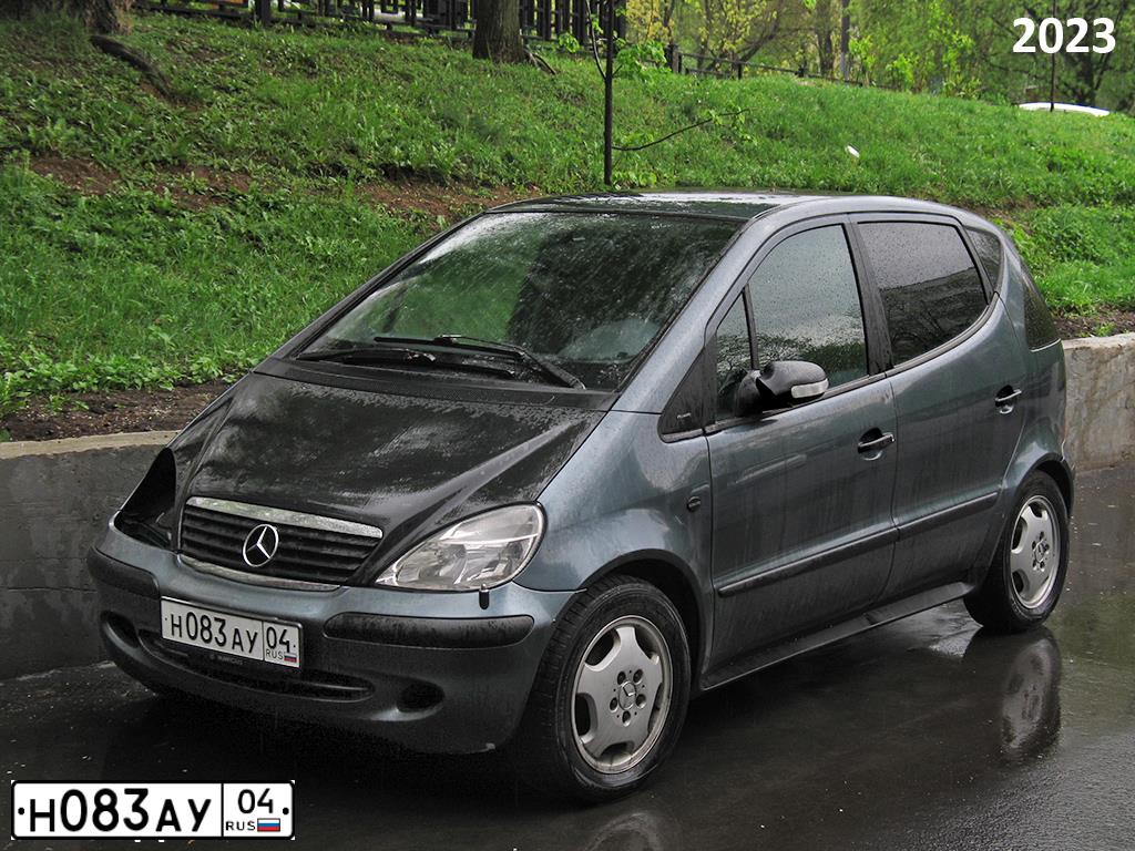 Фото автомобиля MERCEDES A-KLASSE, 2004 — госномер Н083АУ04. Цвет: БЕЛЫЙ (ТЕМНО-СЕРЫЙ)