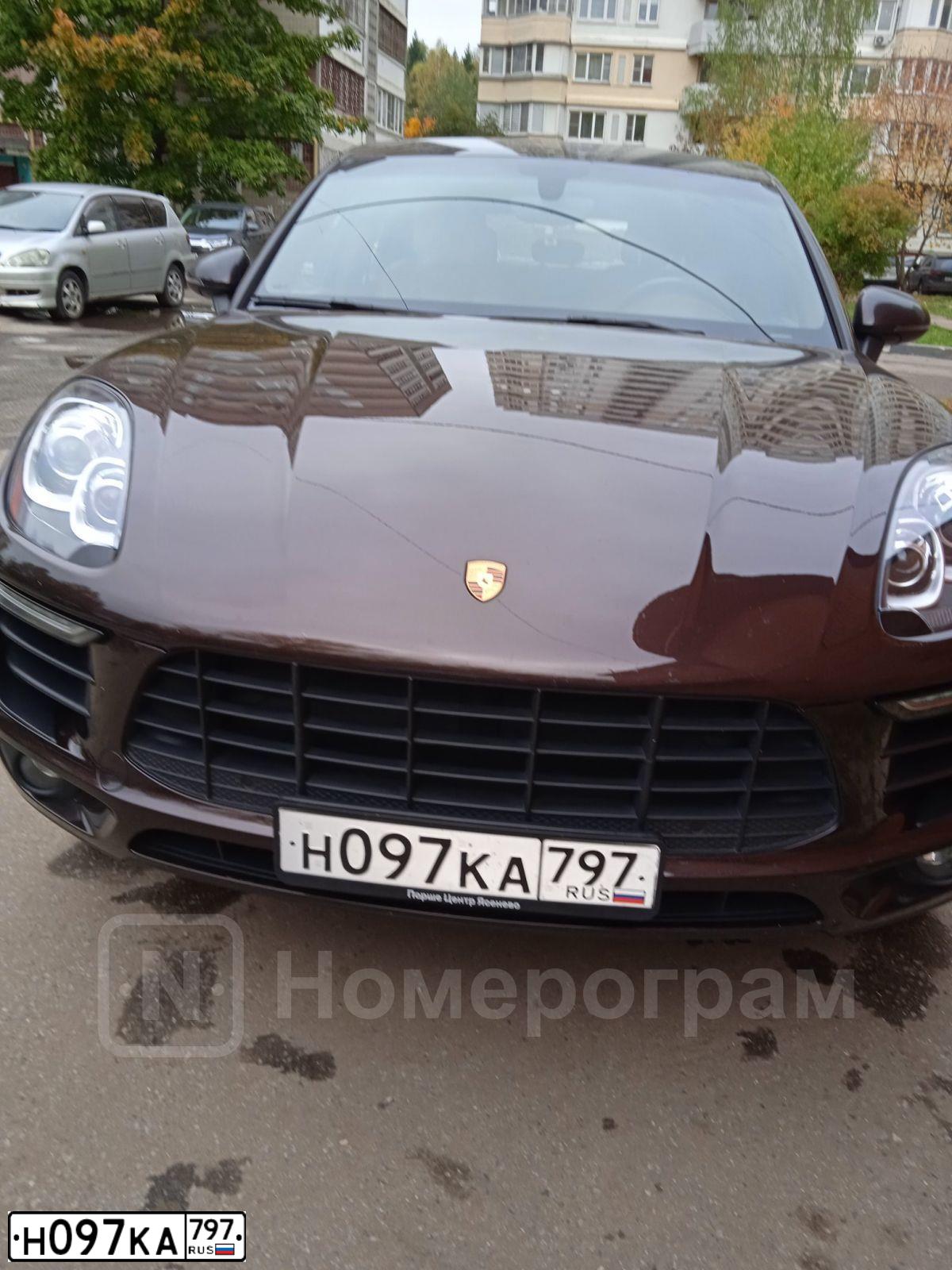 Фото автомобиля PORSCHE MACAN, 2015 — госномер Е289ТТ198. Цвет: Коричневый