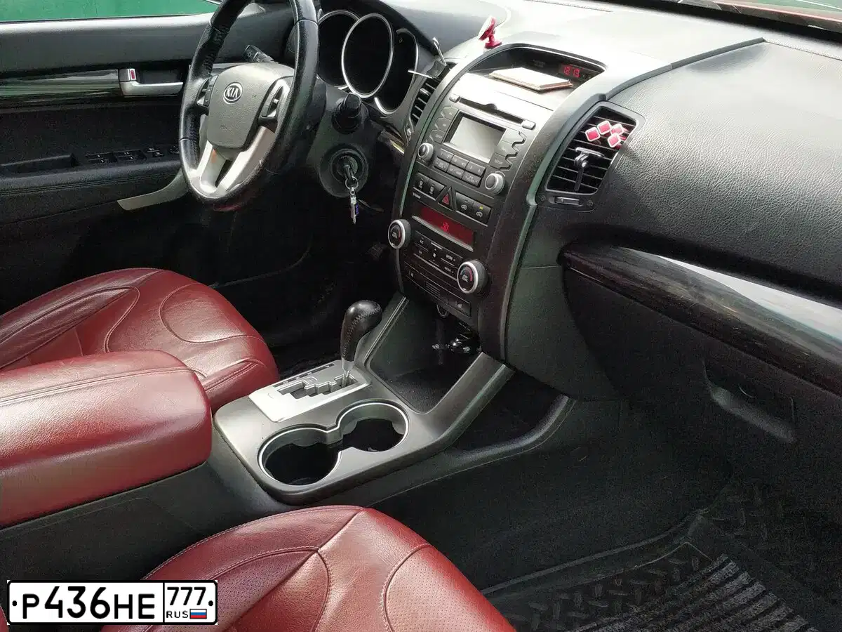 Фото автомобиля KIA SORENTO, 2009 — госномер Т507ЕС190. Цвет: КРАСНЫЙ