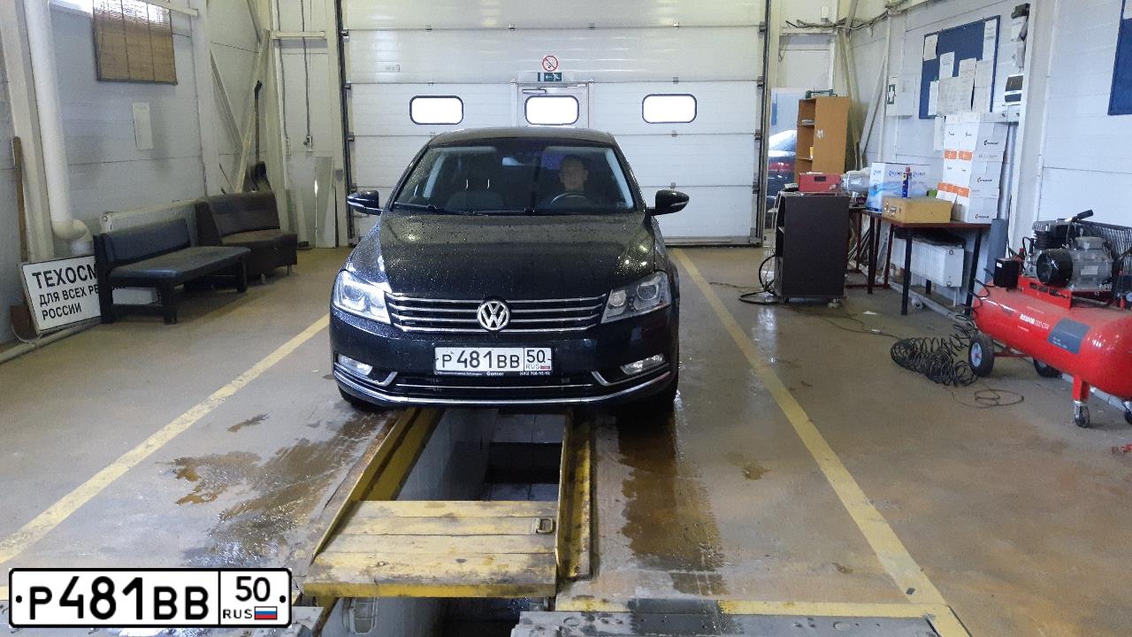 Фото автомобиля VOLKSWAGEN PASSAT, 2013 — госномер Р481ВВ50. Цвет: ЧЕРНЫЙ