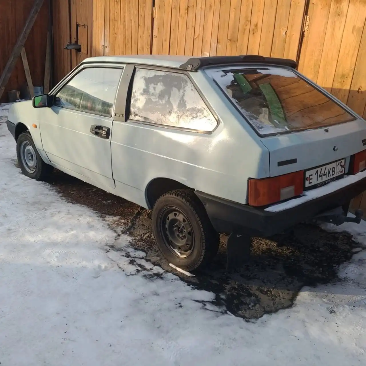 Фото автомобиля LADA 2108 SAMARA, 1990 — госномер Е144КВ19. Цвет: СЕРЫЙ